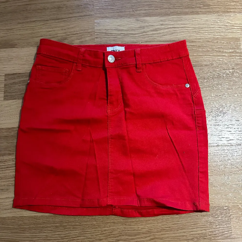 Röd kort kjol från Only, storlek XS, oanvänd! . Kjolar.