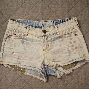 Shorts - Säljer dessa ljusblåa shortsen från tom tailor💗köpta begagnade men är som nya💙aldrig använda av mig då de är lite för stora💓superfina detaljer som ni ser på sista bilden💖pris kan diskuteras!!!