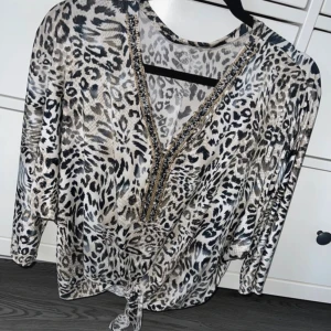 Leopard blus  - Jätte fin, oanvänd leopard blus med glitter strass.  Onesize, passar både S/M 