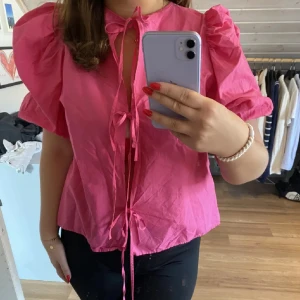 Rosa topp - Supersöt topp från h&m med knyte som går att ta åt båda hållen 🩷