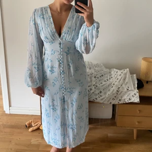 Adoore liknande klänning - Aldrig använd, prislappen är kvar! Påminner om adoores positano klänning. Nypris 899kr.