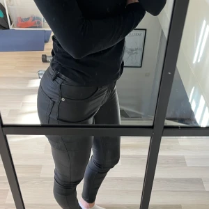 Skinnbyxor svarta - Tighta skinnbyxor från lager 157. Har tyvärr blivit för små 😕 