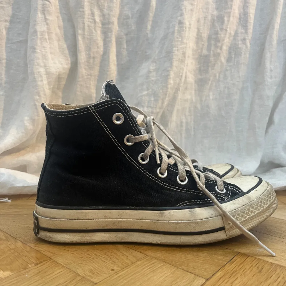 Svarta Converse💕 har använts flitigt och har slitage på ena skon (se bild 3) därav det lägre priset!. Skor.