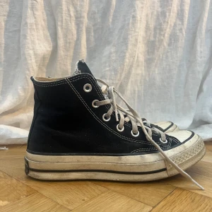 Converse - chuck Taylor - Svarta Converse💕 har använts flitigt och har slitage på ena skon (se bild 3) därav det lägre priset!