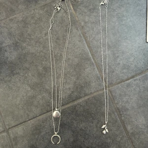 Halsband - Super söta halsband, tre stycken. De ena är ett ”par”, tanken är att man ska ha dom ihop men det är endå två olika kedjor. 🤍 25kr för alla eller 15kr styck. 🤍
