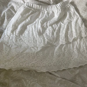 Vit sommarkjol - Den är i storlek 164, skulle säga att den passar xs/s💖