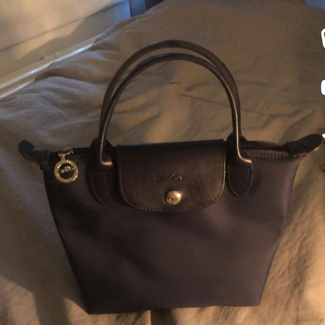 Liten mörkblå longchamp väska