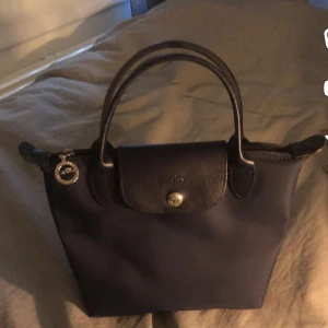 Liten mörkblå longchamp väska - Jättefin oanvänd longchamp väska gå givetvis äkta💙