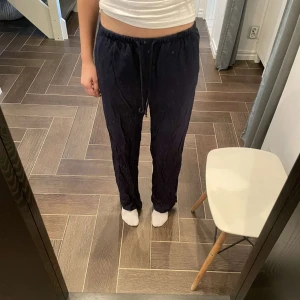 Linnebyxor  - Fina marinblåa linnebyxor från Gina! Använd fåtal gånger, bra skick! Skriv vid funderingar❤️