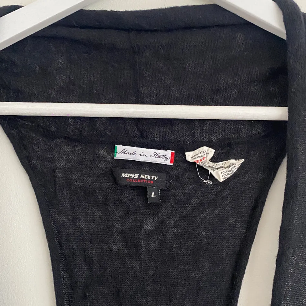 Härlig klänning från miss sixty. Klänningen är storlek L och jag brukar ha s men tycker ändå att den passar härligt på en om man gillar att styla något under<33 vilket nog är tanken oavsett hur den sitter på en<3. Mekot.