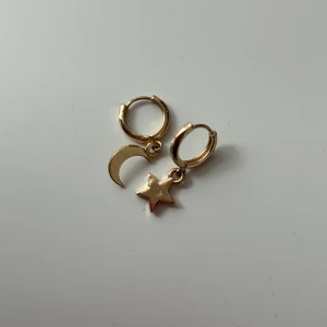 Örhängen  - Supersöta örhängen från bikbok💕