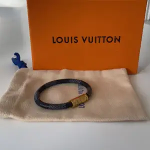 Louis Vuitton armband i bra skick, en magnet har lossnat men jag har kvar den i srmbandet!