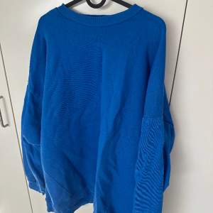 Blå sweatshirt från Gina tricot 