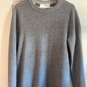 Grå stickad ull tröja - Grå stickad tröja från selected homme. Har använts ett fåtal gånger  8/10 skick Storlek S 399kr (800kr nypris)