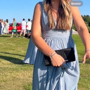 Balklänning  - Balklänning i en jätte fin baby blå. Storlek S. Använd endast vid ett tillfälle. Inga tecken på användning. Köpt för 1100. Komemr ifrån JJ’s house