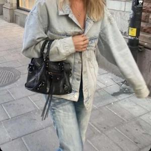 JEANSJACKA - ljusblå jeansjacka i nyskick. passar 34-38🥰skriv för mer information 