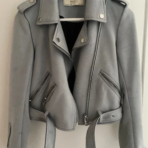 Ljusblå biker jacka - Ljusblå bikerjacka från zara i bra skick, storlek xs  perfekt för våren och hösten 😇