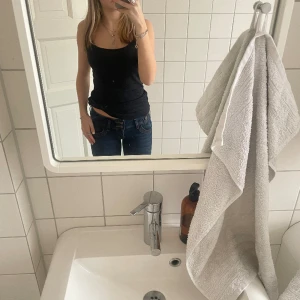 Ltb jeans - Säljer dessa helt nya ltb jeansen som värkligen är så fina och satt helt perfekt men tyvärr är för långa för mej😔dom är 25/34 köptes för 869 kr på zalando