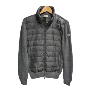Moncler Cardigan  - Säljer denna Moncler Cardigan väldigt bra skick 9/10 inga defekter alls. 😁 Storlek S. Pris 4499 kr går även att diskutera vid snabb affär. 🤝 Kvitto finns.  Tveka inte på höra av dig vid minsta intresse. 😁