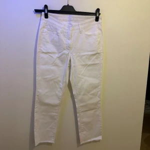 Vita jeans  - Hej, säljer ett par helt nya oanvända jeans med tagg kvar, köpt hos Cambio. Säljer dessa för jag har bytt still och dessa byxor aldrig kom till användning