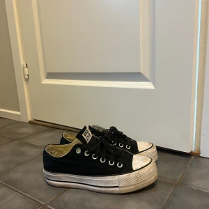 Converse med platå - Supersnygga Converse med platå, sparsamt använda och i bra skick! 