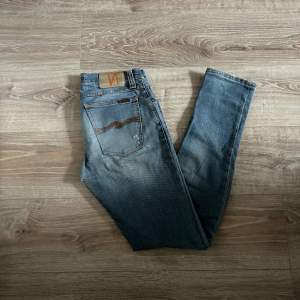 Ett par jeans i bra skick förutom det som syns på bild 3. Nypriset på dessa jeans ligger på runt 1000kr. Längden på byxorna är 100cm och midjan 38cm  jämför gärna med ett par egna och sen är det fritt fram att använda ”köp nu”.