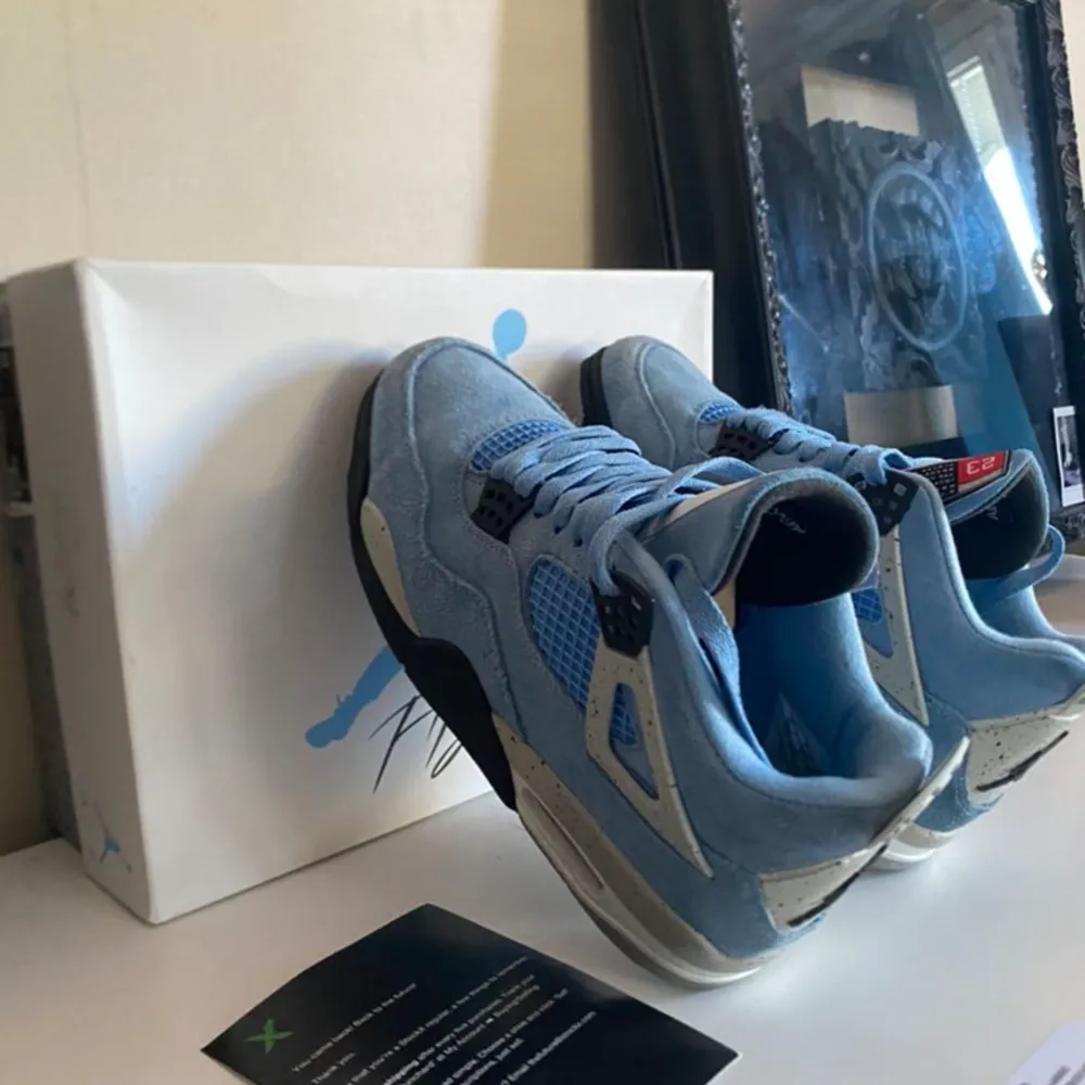 Säljer ett par University Blue Jordan 4 från Stock X. Boxen medföljer . Skor.