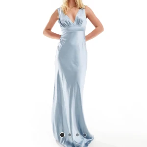 Balklänning - Jättefin helt ny balklänning, prislappen är kvar. Säljer pga att den inte passar och jag hann inte lämna tillbaka. Slutsåld på hemsidan, nypris är 1700kr jag säljer för 1500kr!!💕💕