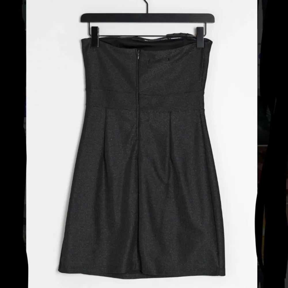 Super fin kort svart klänning från pepe jeans utan band💕  . Klänningar.