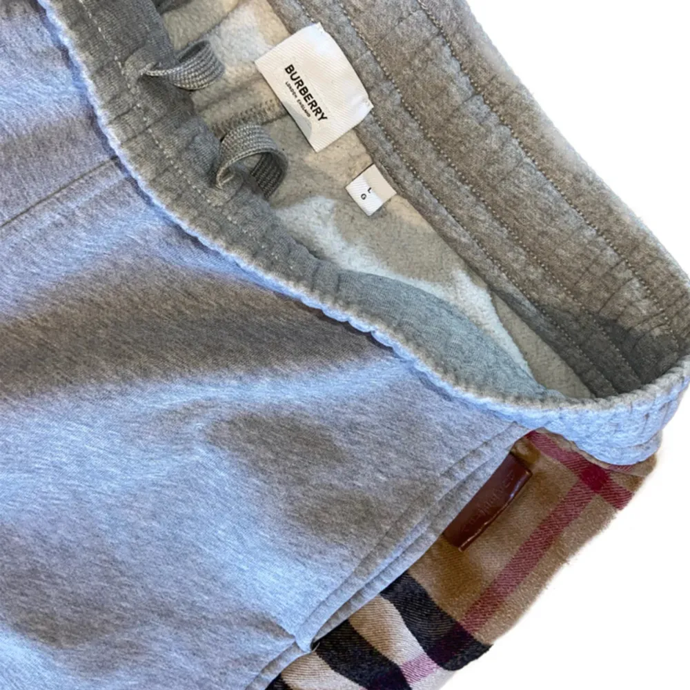 - Grey W/ Burberry Monogram - Storlek: Large - Fint skick (9/10) - Nypris: 6000 SEK. Jeans & Byxor.