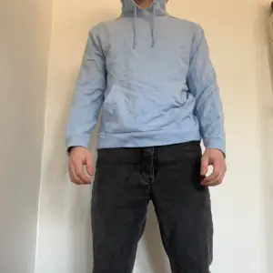 En ljusblå hoodie från asos! Jag är ca 180cm och väger 80kg