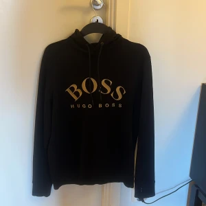 Hugo boss hoodie - Köpt för 1500 aldrig använd så kvaliten är 10/10.