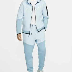 Nike tech sett - Säljer mitt superfina Nike sett i nyskick superfin färg som är slutsåld. Nypris 2500kr byxorna är i M o tröjan S priset kan diskuteras 