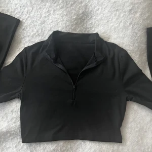 Svart långärmad zip tröja  - Svart långärmad zip tröja perfekt för utgång eller gym ❤️