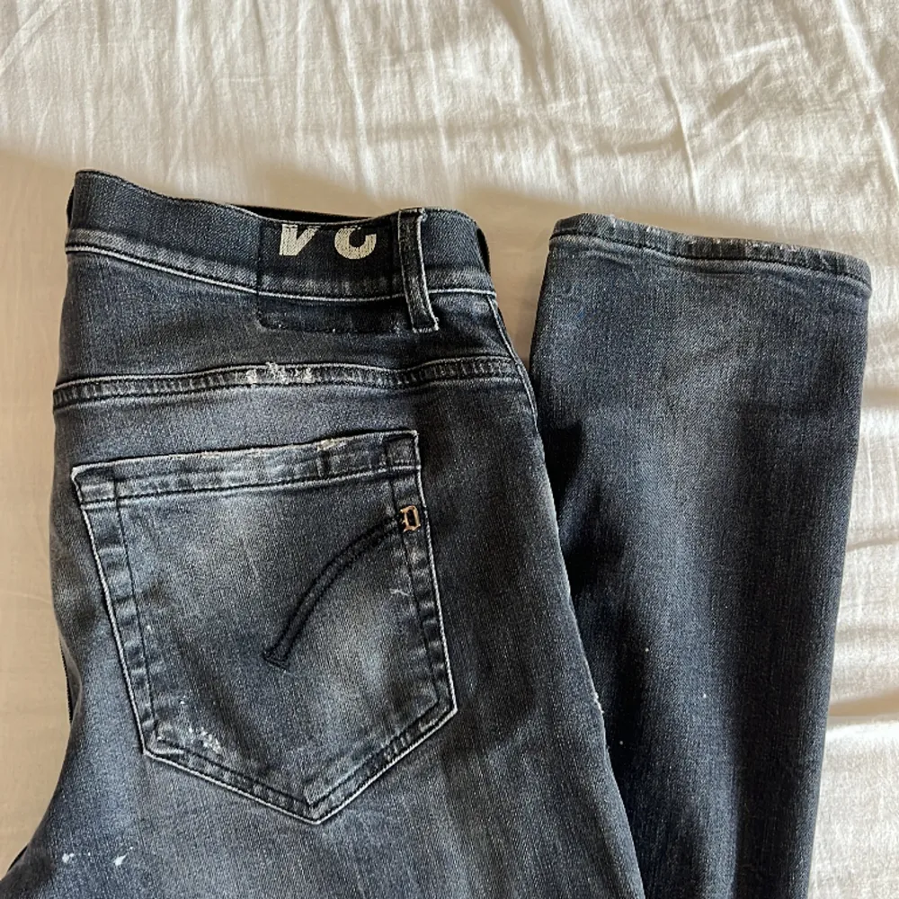 Svartgråa Dondup jeans med slitningar. Plagget är i gott skick. Storlek 34. Pris: 799kr. Vid frågor, kom PM. Jeans & Byxor.