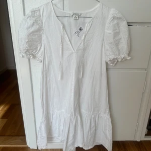 Studentklänning - Vit miniklänning från monki