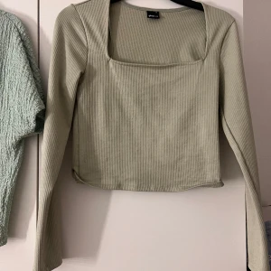 Tröja  - Jättefin räfflad cropped tröja. Väldigt skönt material i en fin grön. Strl M 90kr