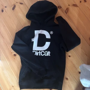 Dirtcült hoodie - Dirtcült hoodie i väldigt fint skick 🤍