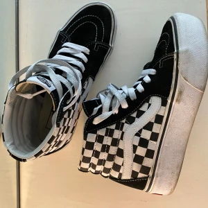 Vans  - Vans med platå och delvis rutiga. Använda och lite smutsiga med inte slitna på något sätt. 