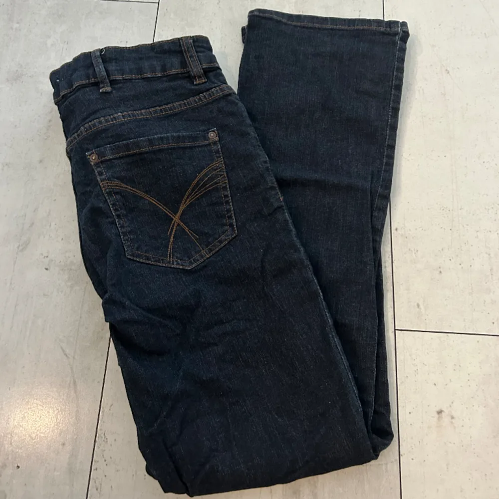 Lågmidjade bootcut jeans från Lindex i storlek 38. 89kr.. Farkut & Housut.