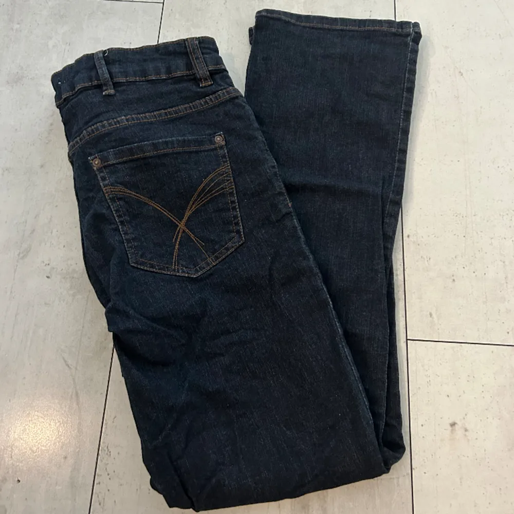 Lågmidjade bootcut jeans från Lindex i storlek 38. 89kr.. Jeans & Byxor.