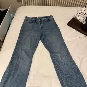Säljer ett par jeans från Ullared inköpta för 2 år sen. Storlek 42. Högmidjade. Och vida vid benen. Använda men inga synliga defekter. Står inte för frakten 