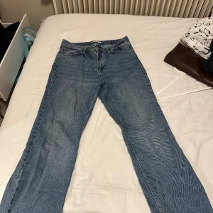 Ljusa jeans storlek 42 - Säljer ett par jeans från Ullared inköpta för 2 år sen. Storlek 42. Högmidjade. Och vida vid benen. Använda men inga synliga defekter. Står inte för frakten 