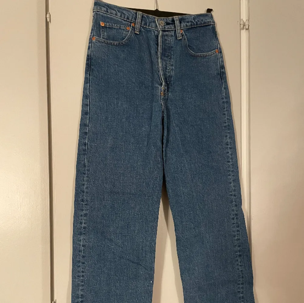 Dessa supersnygga Jeans har jag tyvärr vuxit ur runt midjan, strl 28 Straight högmidjade. Passar bra i längden (jag är 162) Mycket fint skick nästan som nya! Pris går att diskutera . Jeans & Byxor.