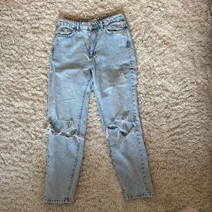 Jeans ginatricot  - Jeans från ginatricot, tyvärr för korta för mig!  Innerlängd: 65cm Midjemått: 70cm