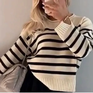 Randig tröja - Tröja köpt secondhand💫Det finns inga lappar i den men passar storlek xs/s. Första bilden är lånad