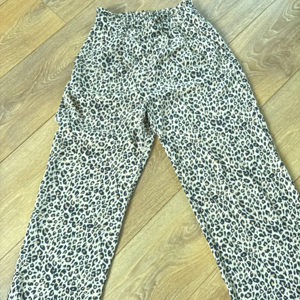 leopard mönstrade byxor från Lindex, bra skick. Säljs pågrund av att dom är för små och att jag inte använder dom längre. Det finns ett skärp till också. Skriv om ni vill ha mer info. Obs det finns hund i hemmet 💕. Jeans & Byxor.