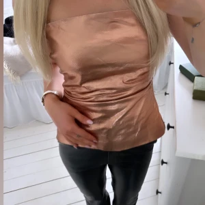 Zara topp  - Zara topp använd en gång så i fint skick 