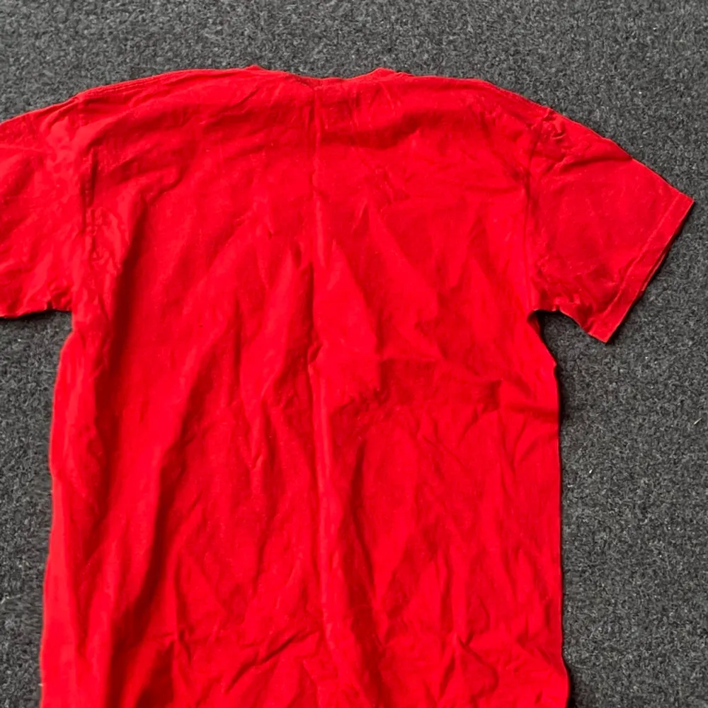 Lite av trycket har lossnat men knappast använd, säljer för att den var för stor, köparen står för frakt och kan samfrakta 😌. T-shirts.