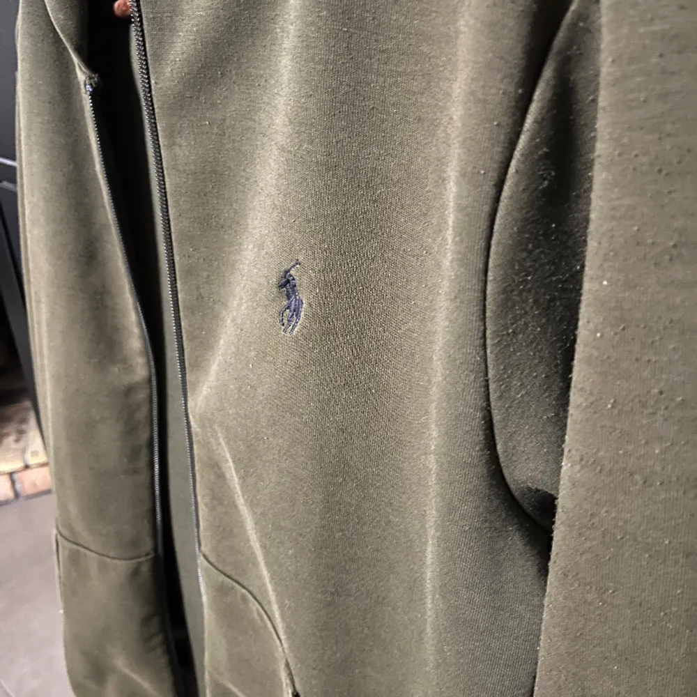 Hej! Säljer nu en Polo Ralph Lauren zip hoodie i storleken S. Använd några gånger men endast få slitage finns(kom pm för bild). Mitt pris ligger på 539kr men kan diskuteras. Hör av dig vid frågor.. Hoodies.